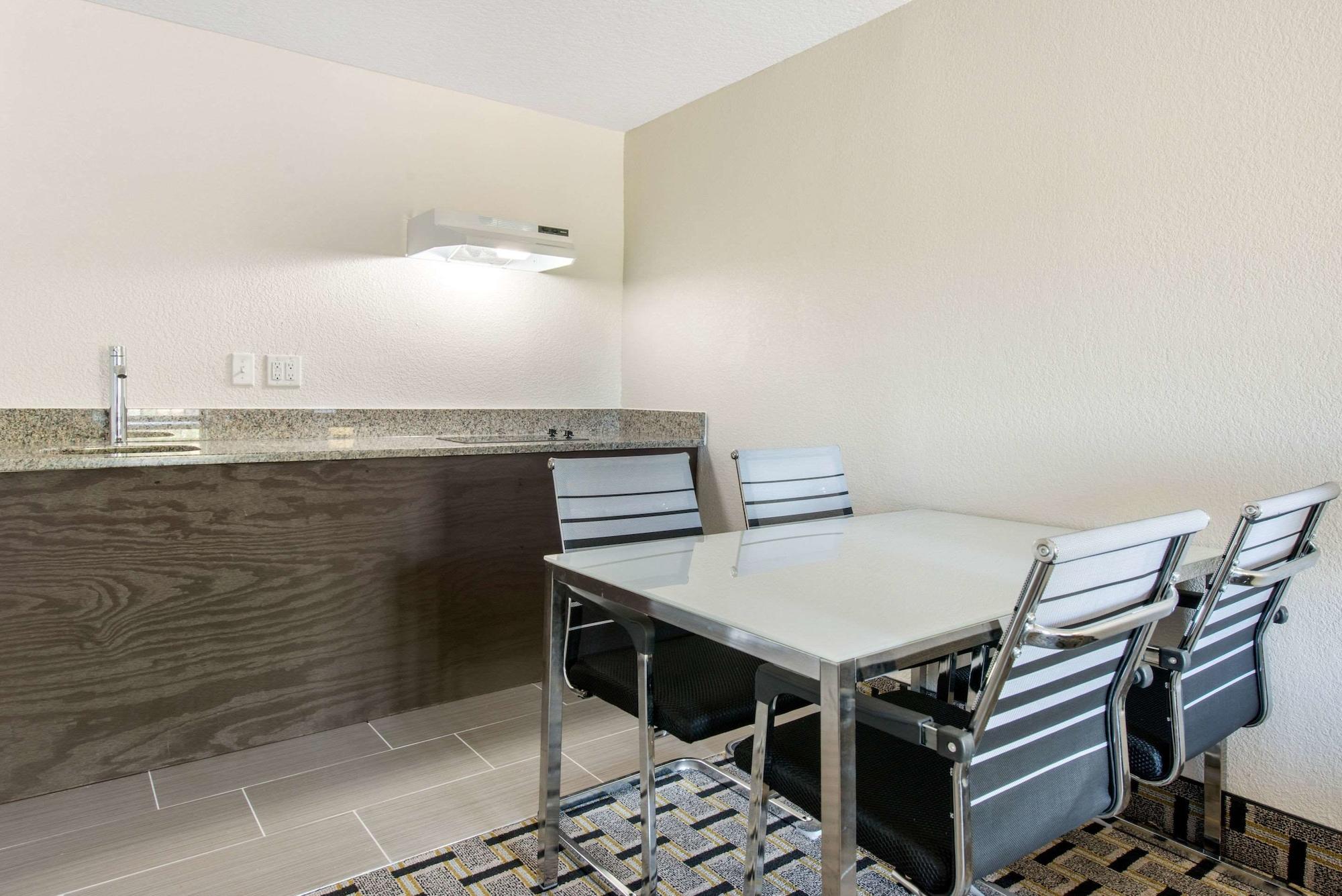 Clarion Inn & Suites Kissimmee-Lake Buena Vista South Εξωτερικό φωτογραφία
