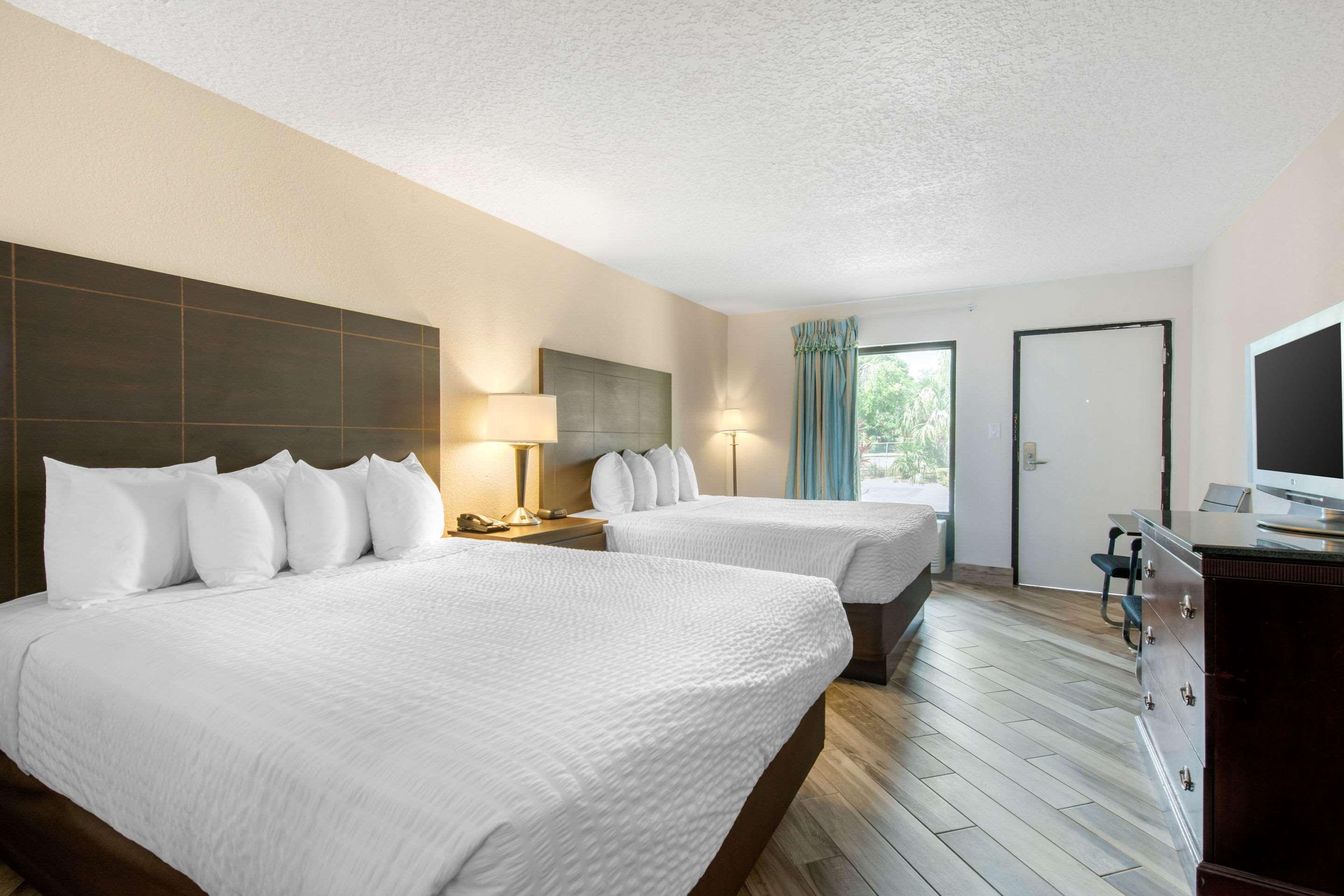 Clarion Inn & Suites Kissimmee-Lake Buena Vista South Εξωτερικό φωτογραφία
