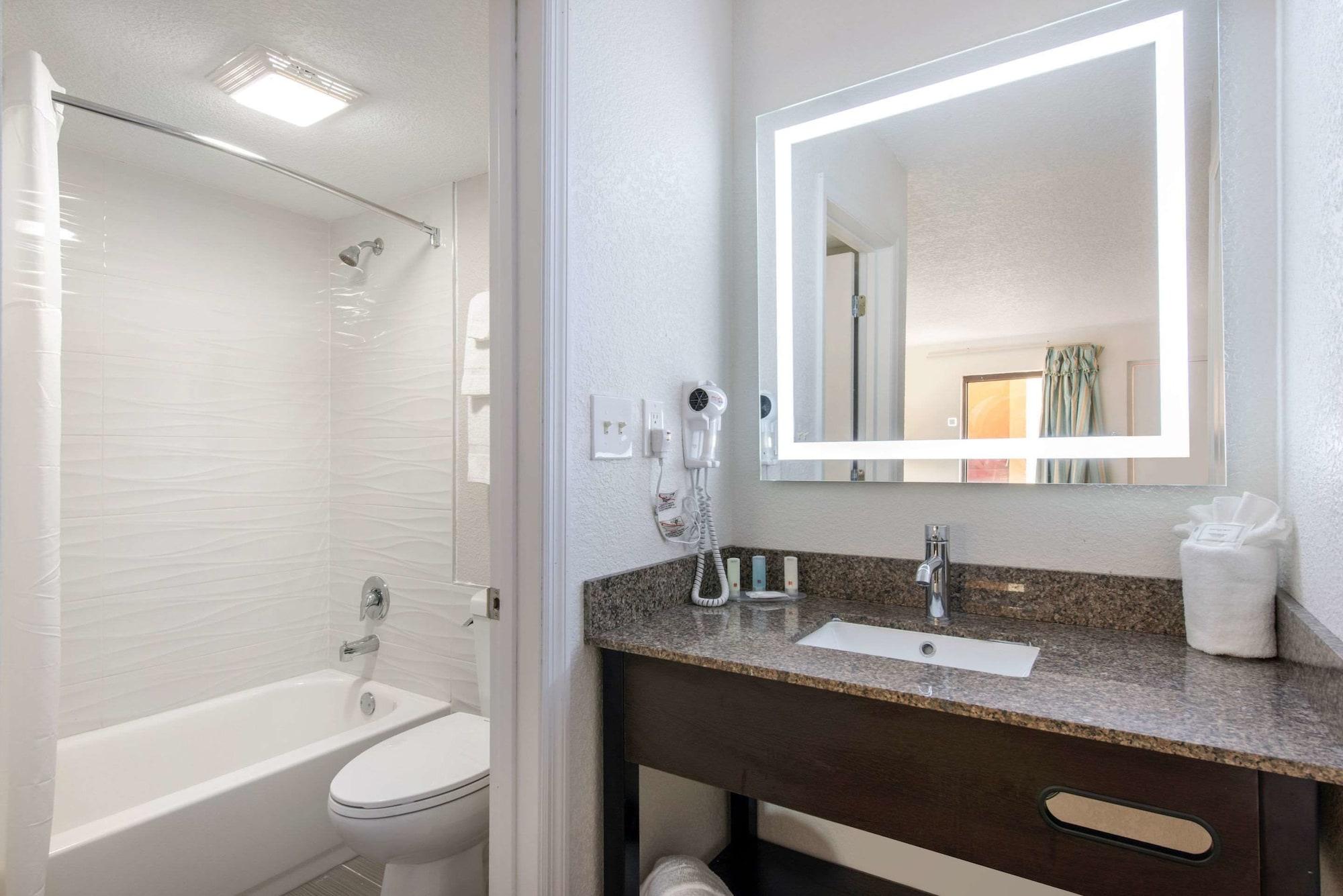Clarion Inn & Suites Kissimmee-Lake Buena Vista South Εξωτερικό φωτογραφία